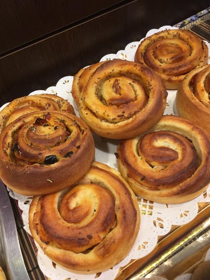 Plateau de brioches roulés.