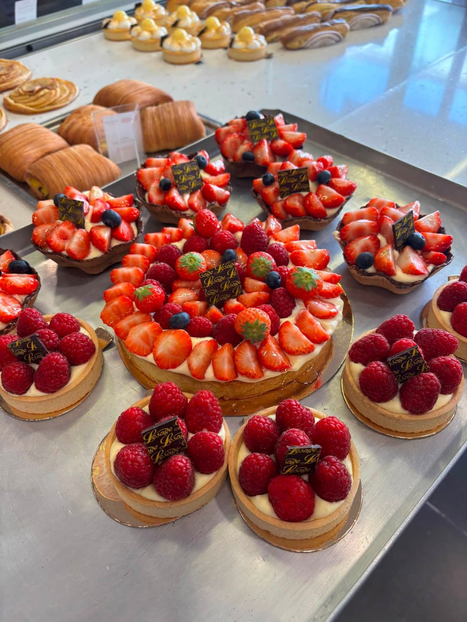 Tartes aux fruits et pâtisseries assorties présentées sur un comptoir de boulangerie