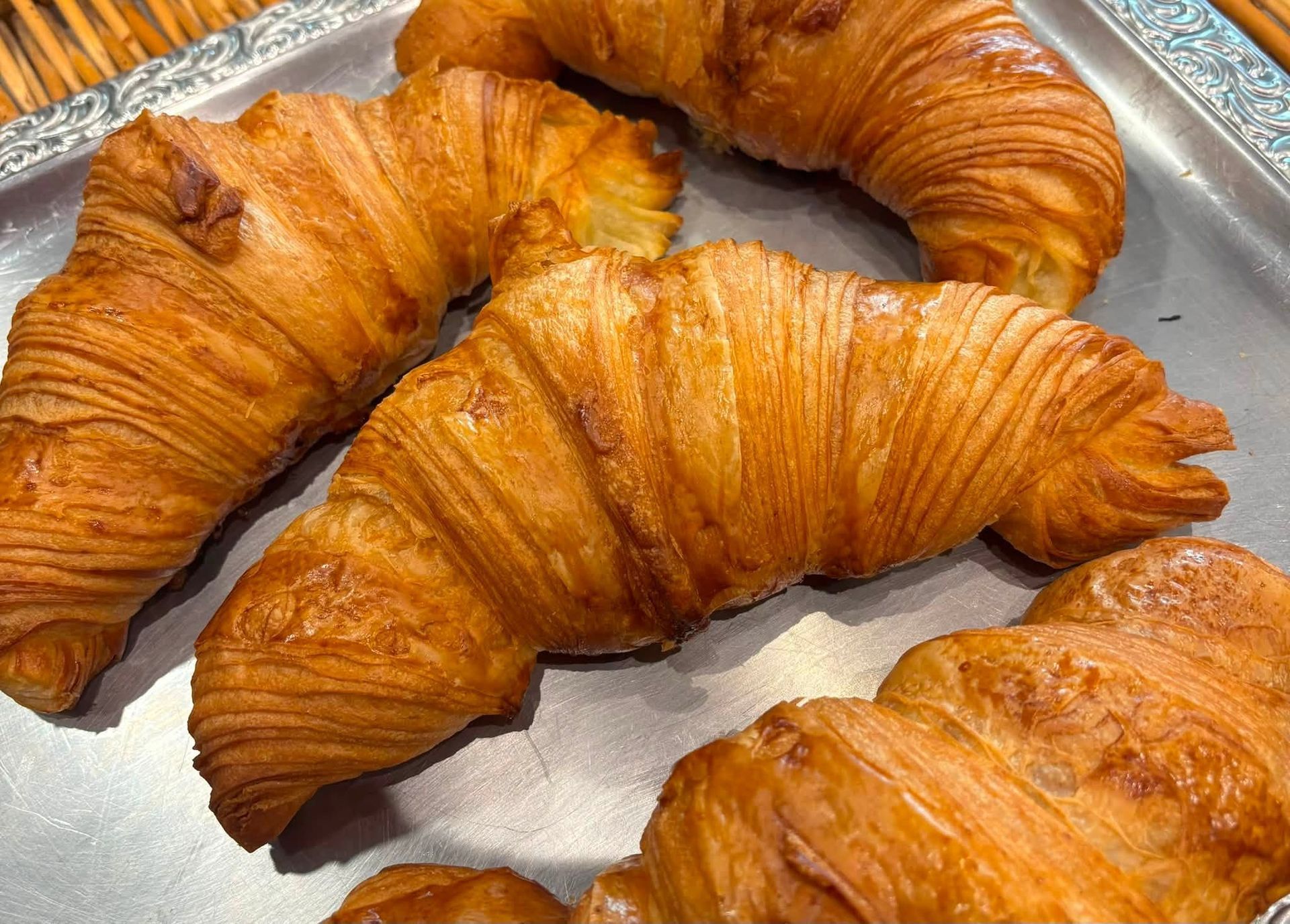 Croissants dorés sur un plateau.