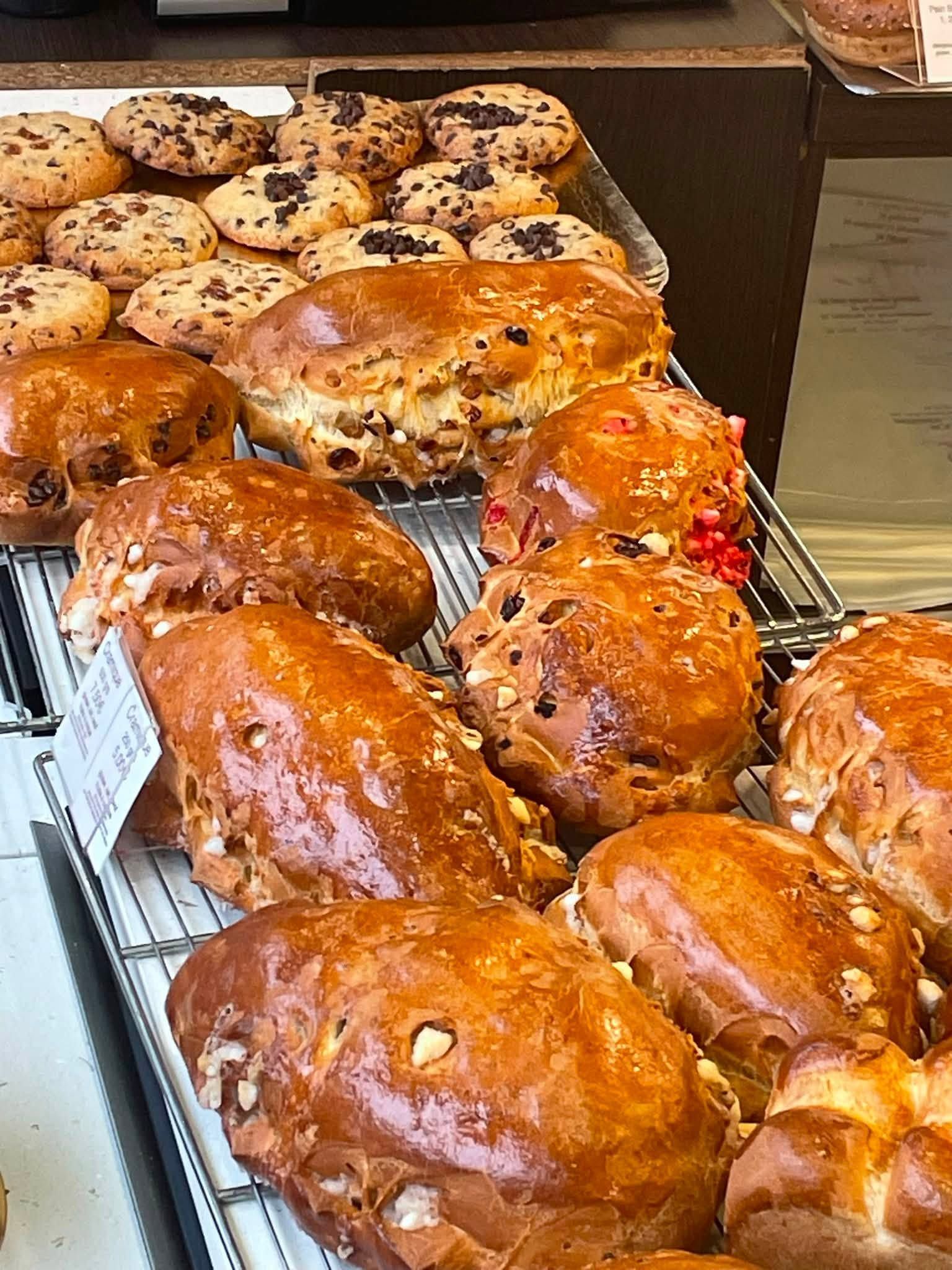 Plateau de viennoiseries avec différentes sortes de cramiques.