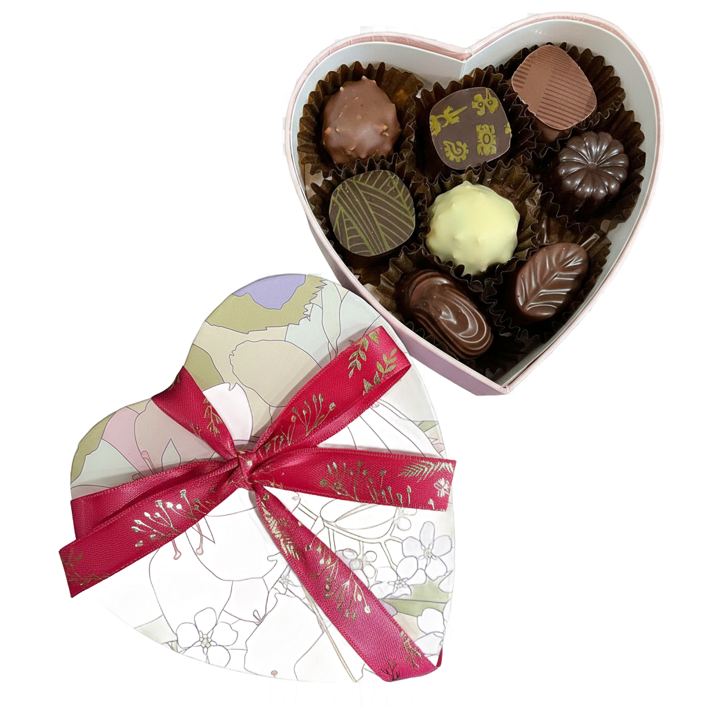 Boîte en forme de cœur contenant des chocolats assortis.