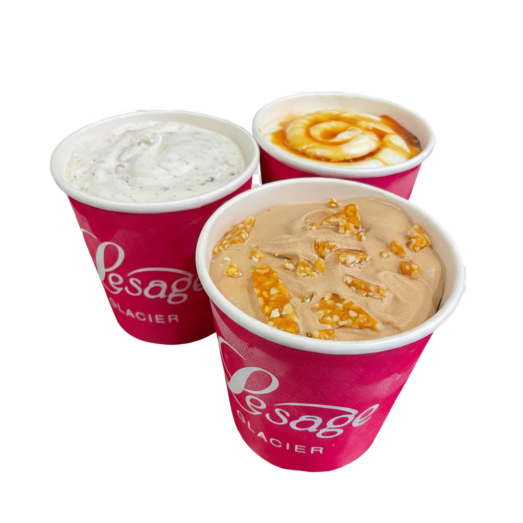 Trois pots de crème glacée décorés de coulis, de caramel et de nougatine.