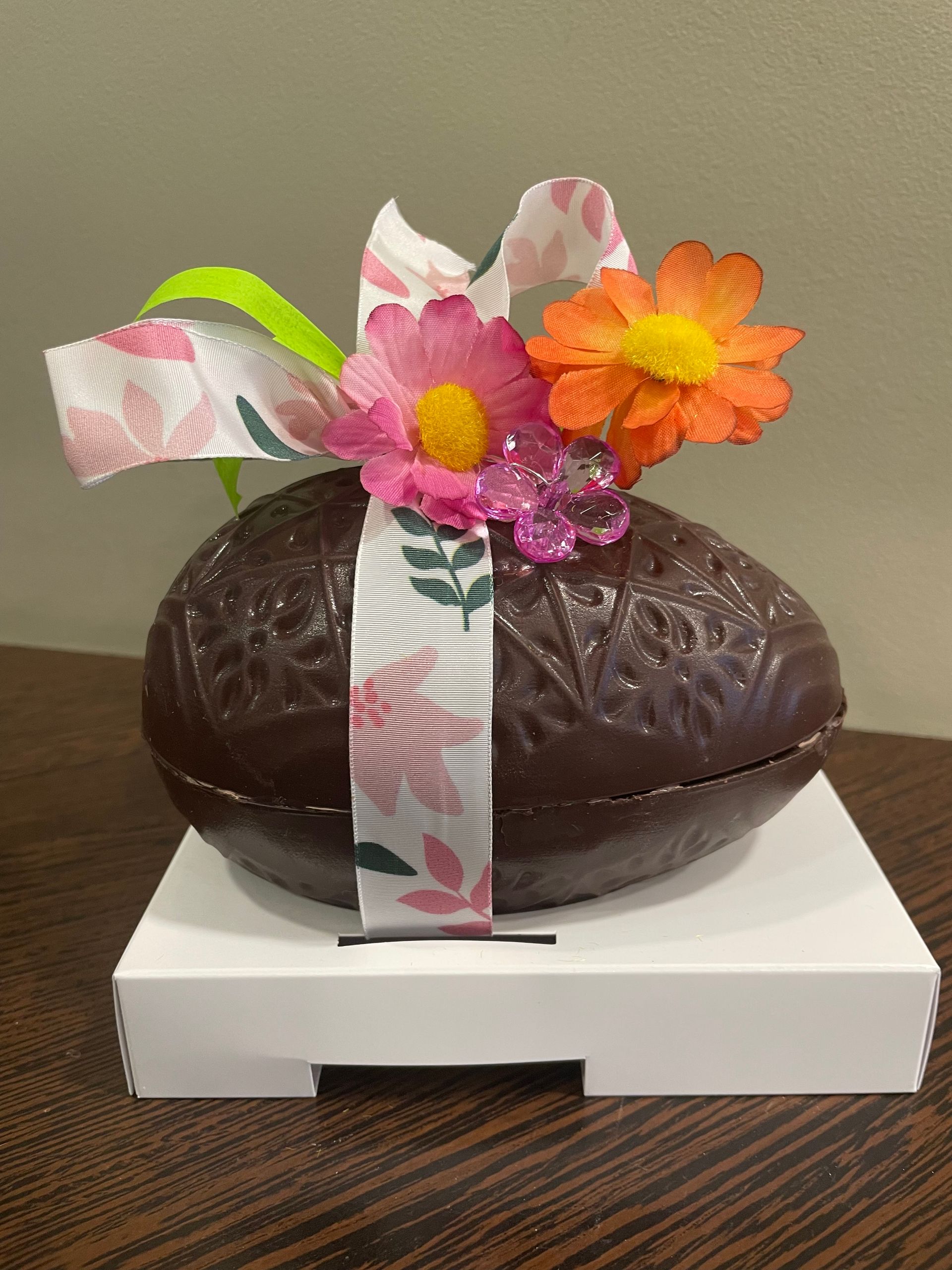 Des œufs de Pâques en chocolat noir.