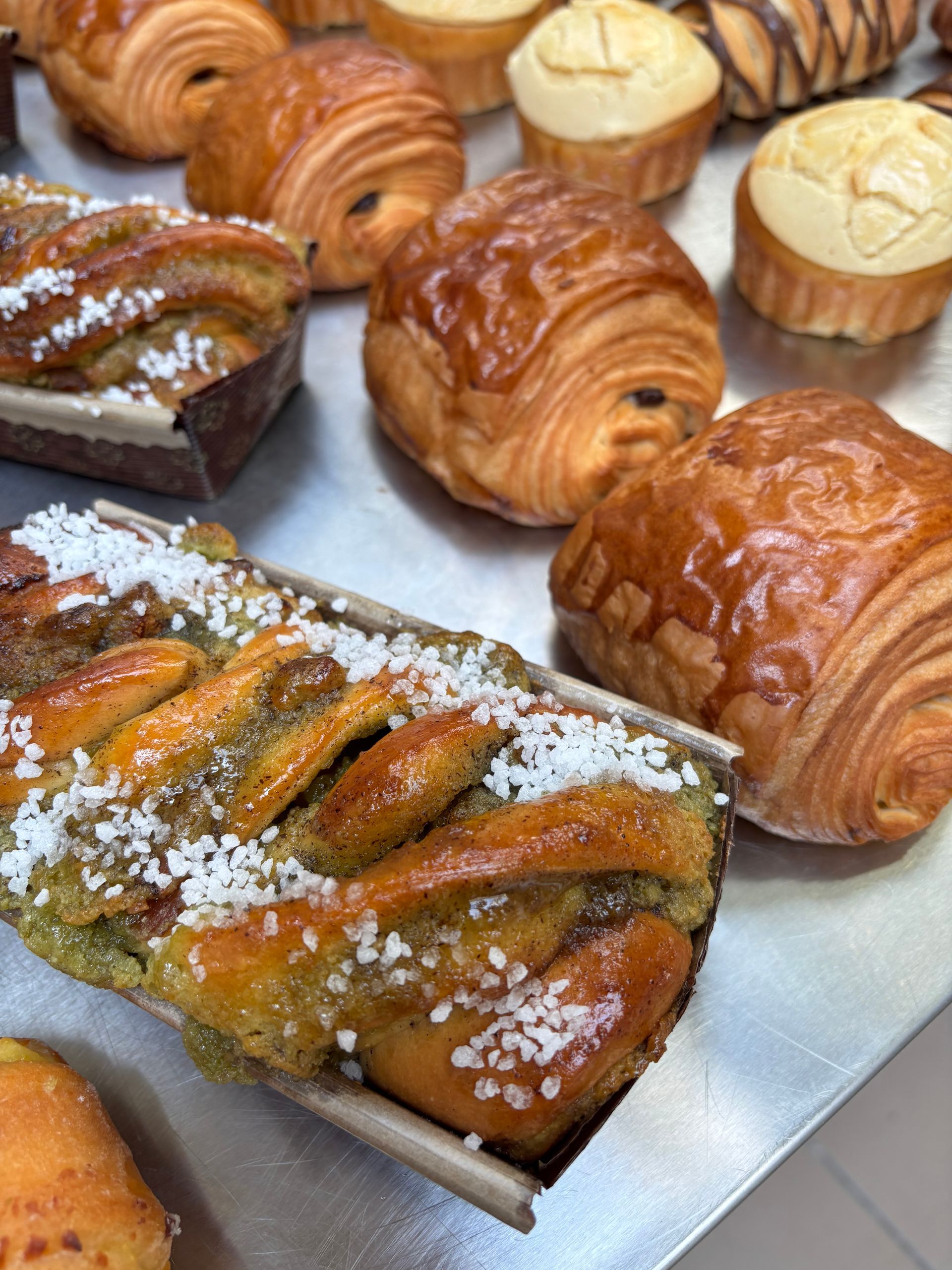 Plateau de croissants, pains au chocolat et de brioches saupoudrées de sucre