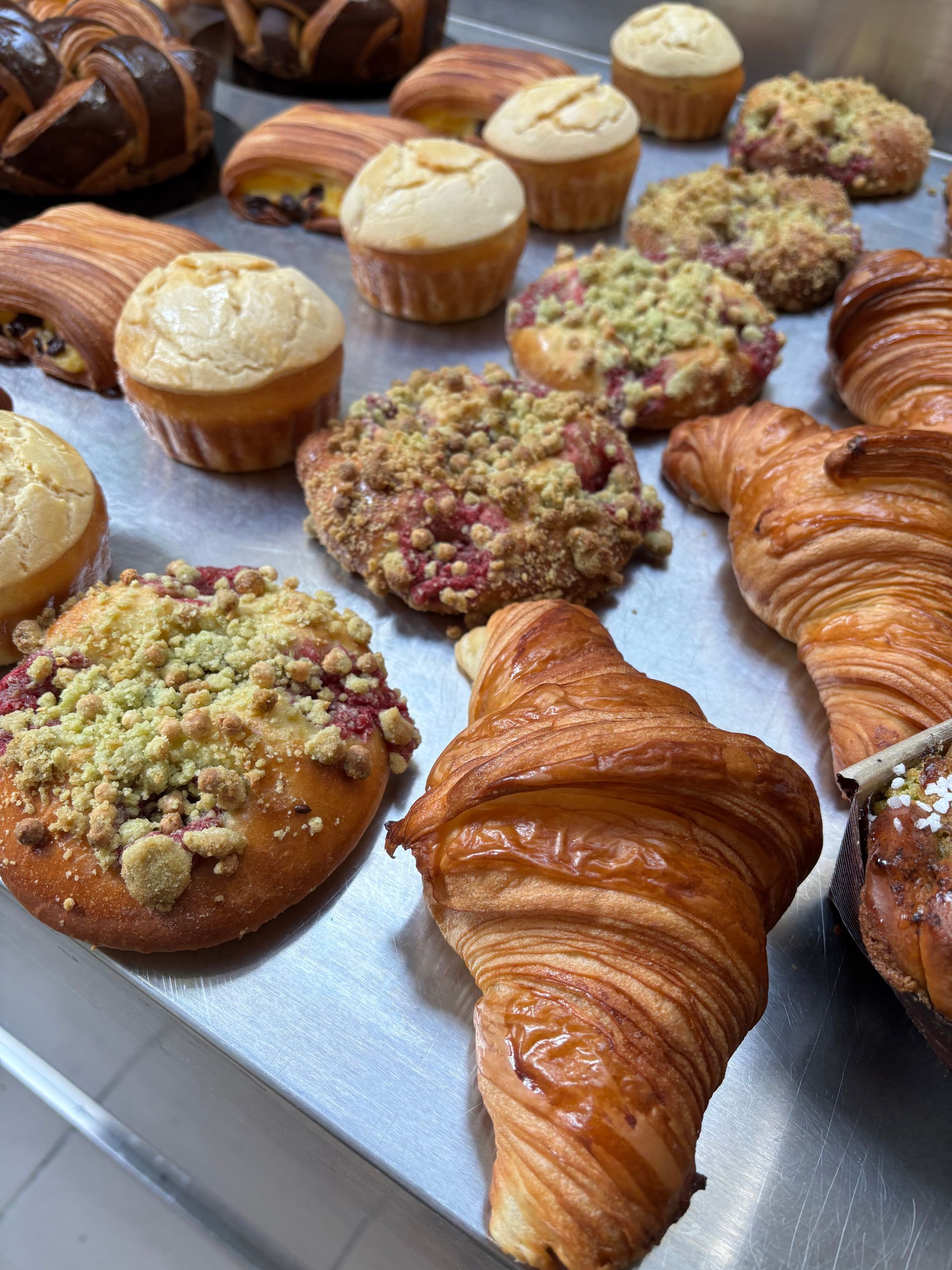 Plateau de viennoiseries roulées.