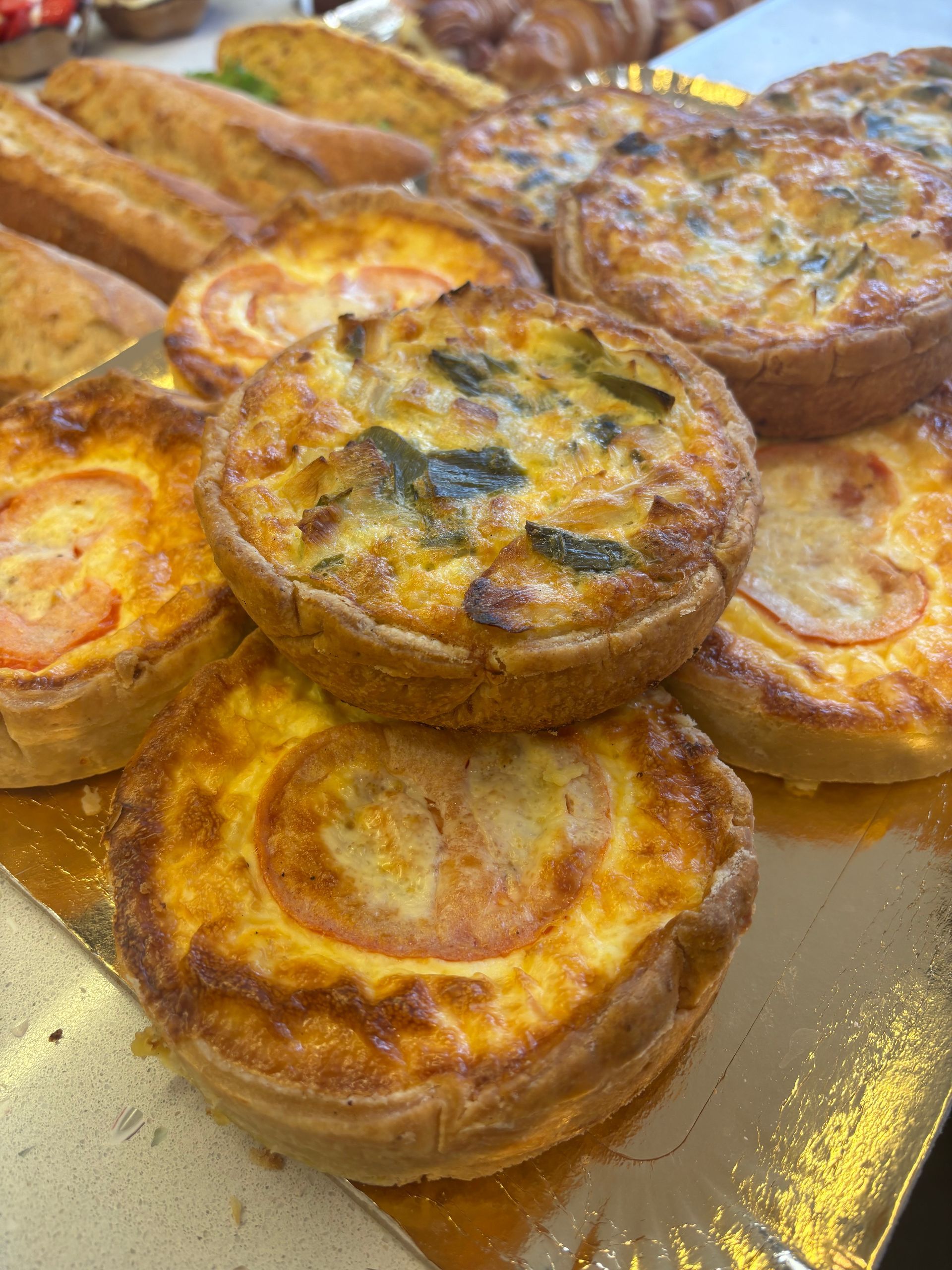 Gros plan sur une part de quiche saumon brocoli.