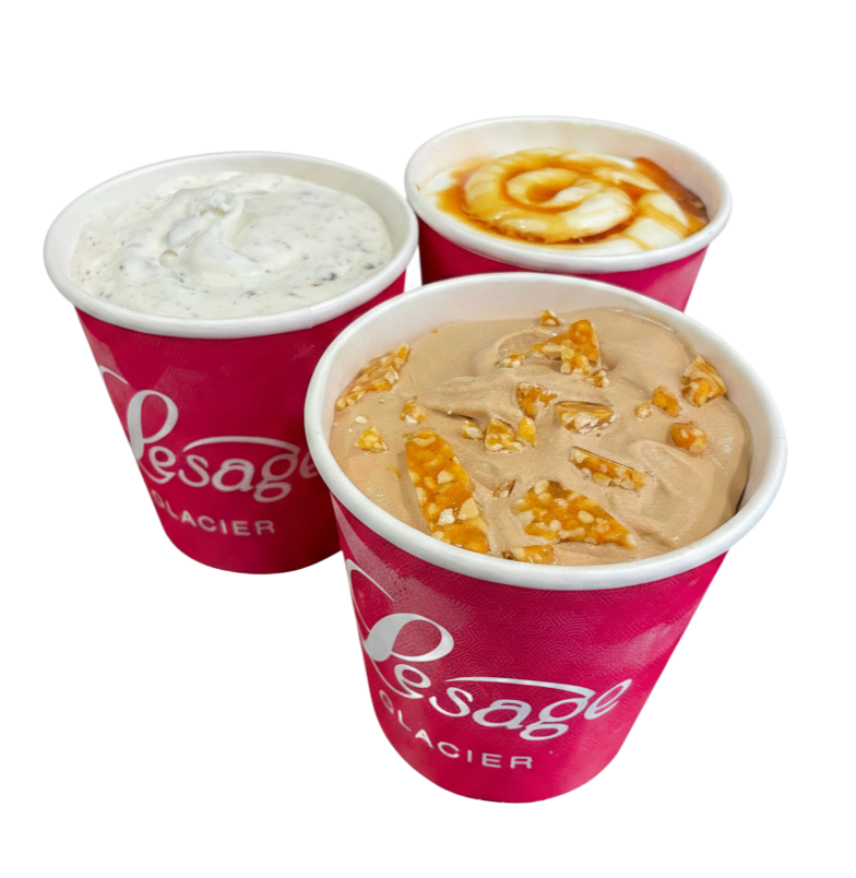 Trois pots de glace dans des contenants roses.