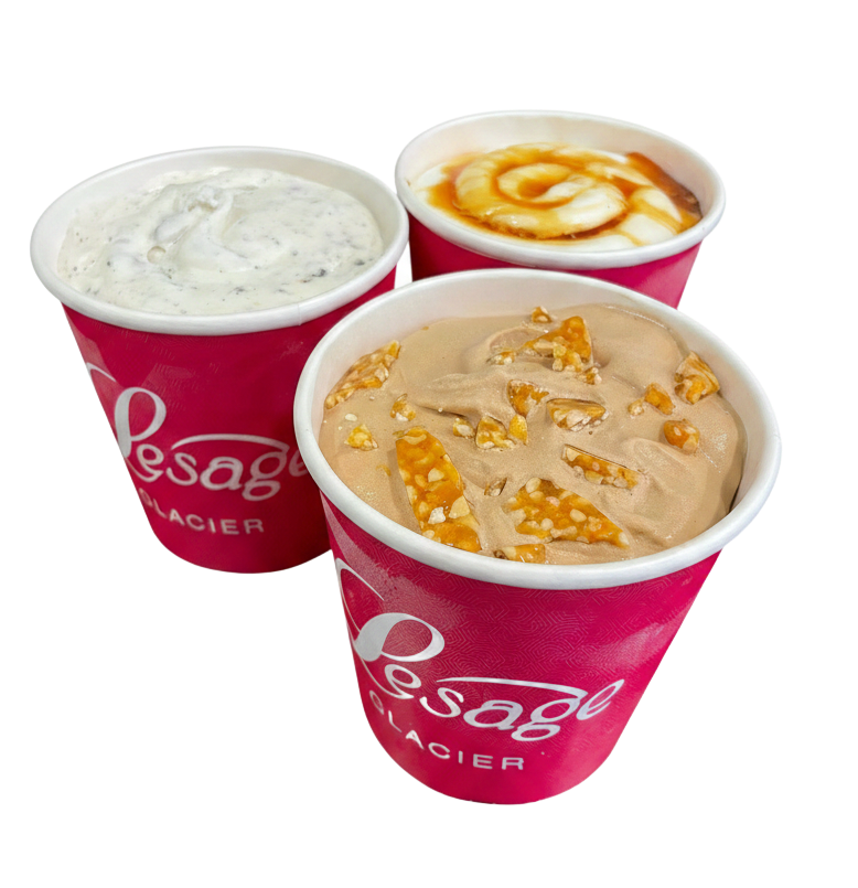 Trois pots roses contenant des glaces nappées de sauce et de nougatine.
