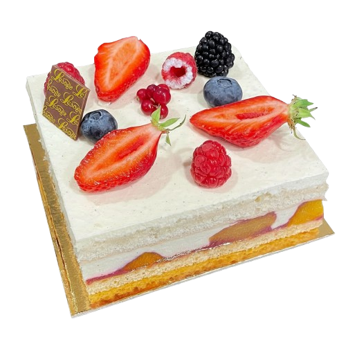 Un gâteau carré garni de fuits rouges et de crème.