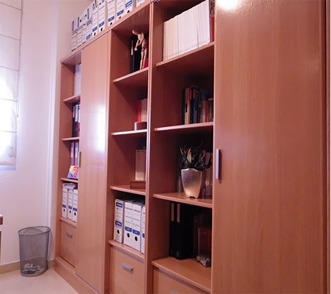 Una habitación con muchos estantes y cajas encima.