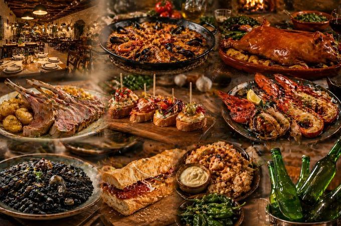 Variedad de platos horneados y aperitivos dispuestos en bandejas rústicas en un cálido y abundante bufé.