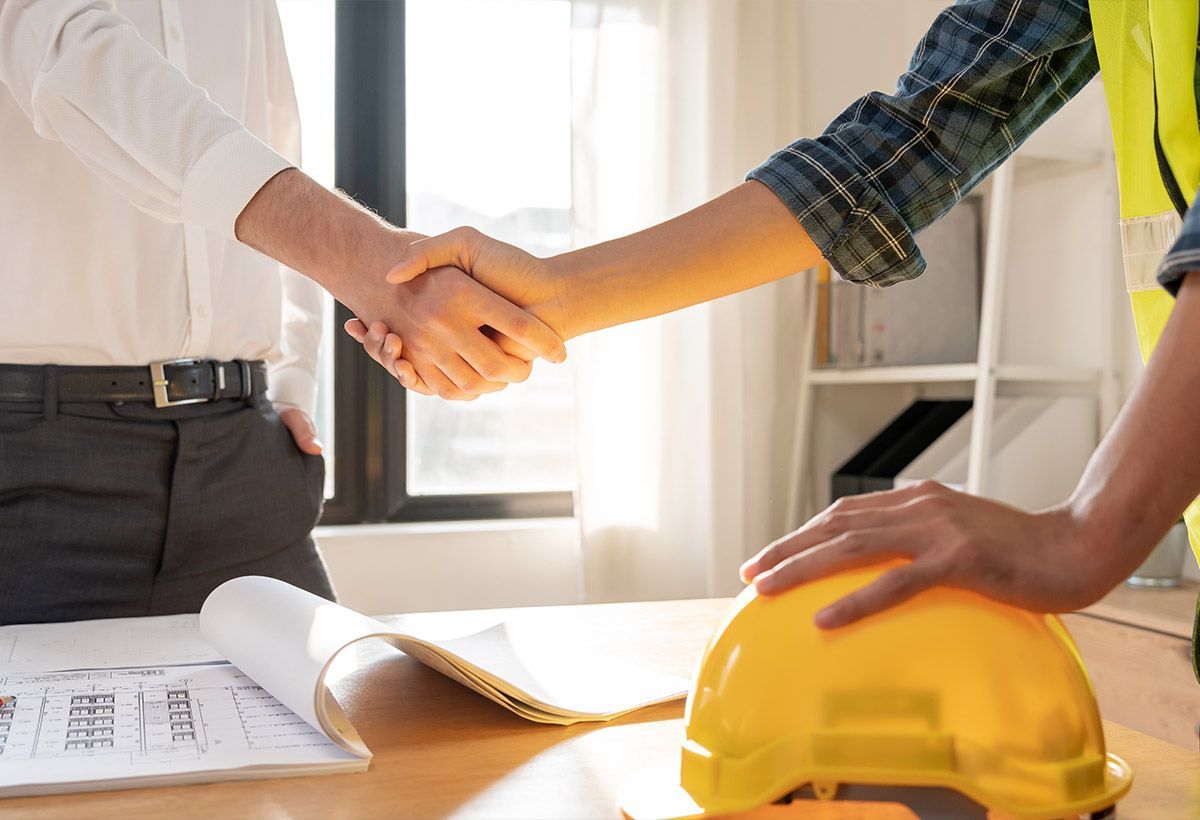 Poignée de main entre deux personnes dans des bureaux