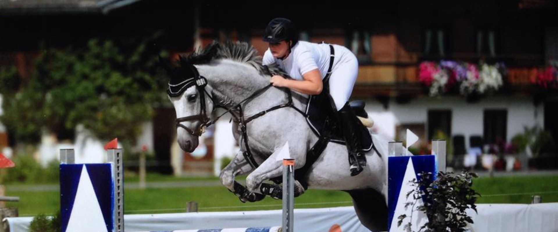 Zwei Männer tragen Kisten aus einem Lieferwagen.