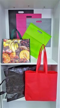 Es gibt viele verschiedene taschenarten im regal.