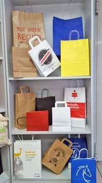 Ein Regal voller Papiertüten in vielen verschiedenen Sorten.