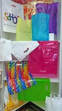 Ein Regal voller bunter Plastiktüten.