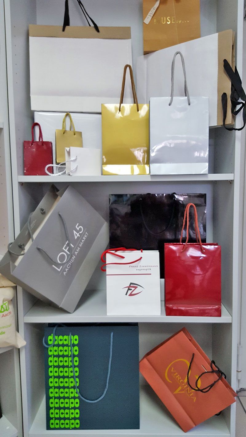 Ein Regal voller Taschen, darunter eine mit der Aufschrift „Lopez“