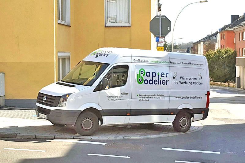 Ein Modellbauwagen steht am Straßenrand