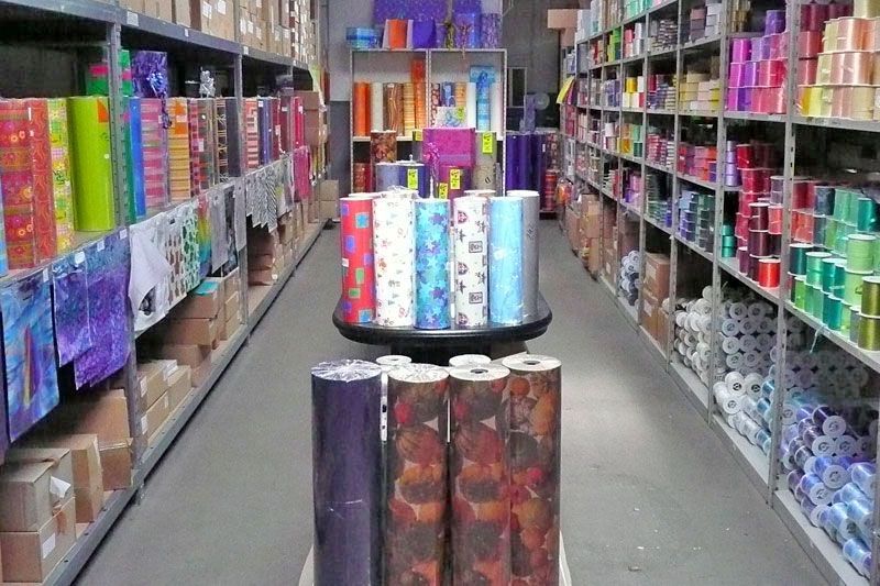 Ein Lager voller Rollen Geschenkpapier