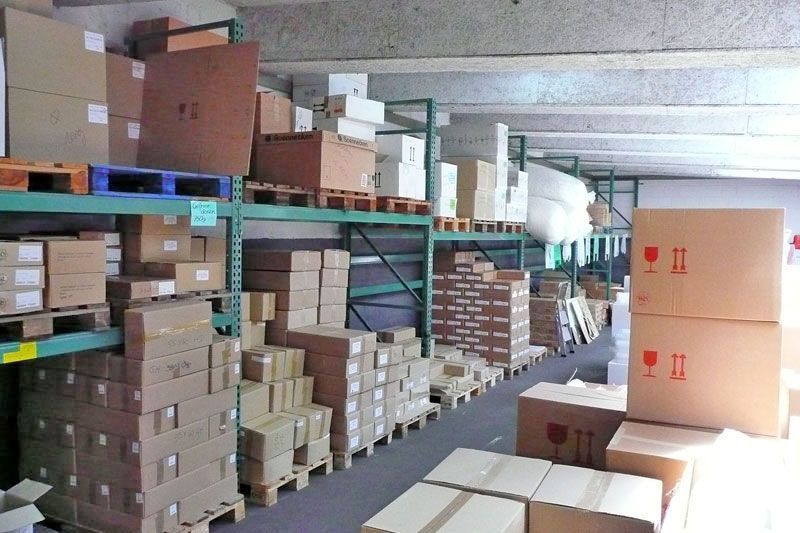 Ein großes Lager mit vielen Kisten und Paletten