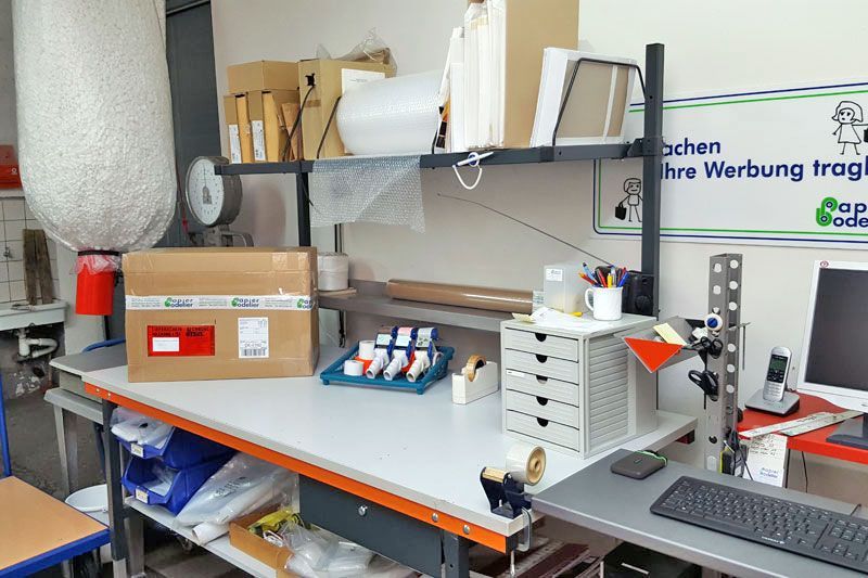 A sign on the wall says ihre werbung fragil