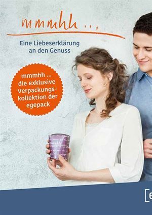 Ein Mann und eine Frau stehen nebeneinander und die Frau hält eine Dose