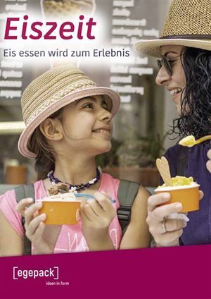 Eine Frau und ein kleines Mädchen essen zusammen ein Eis.