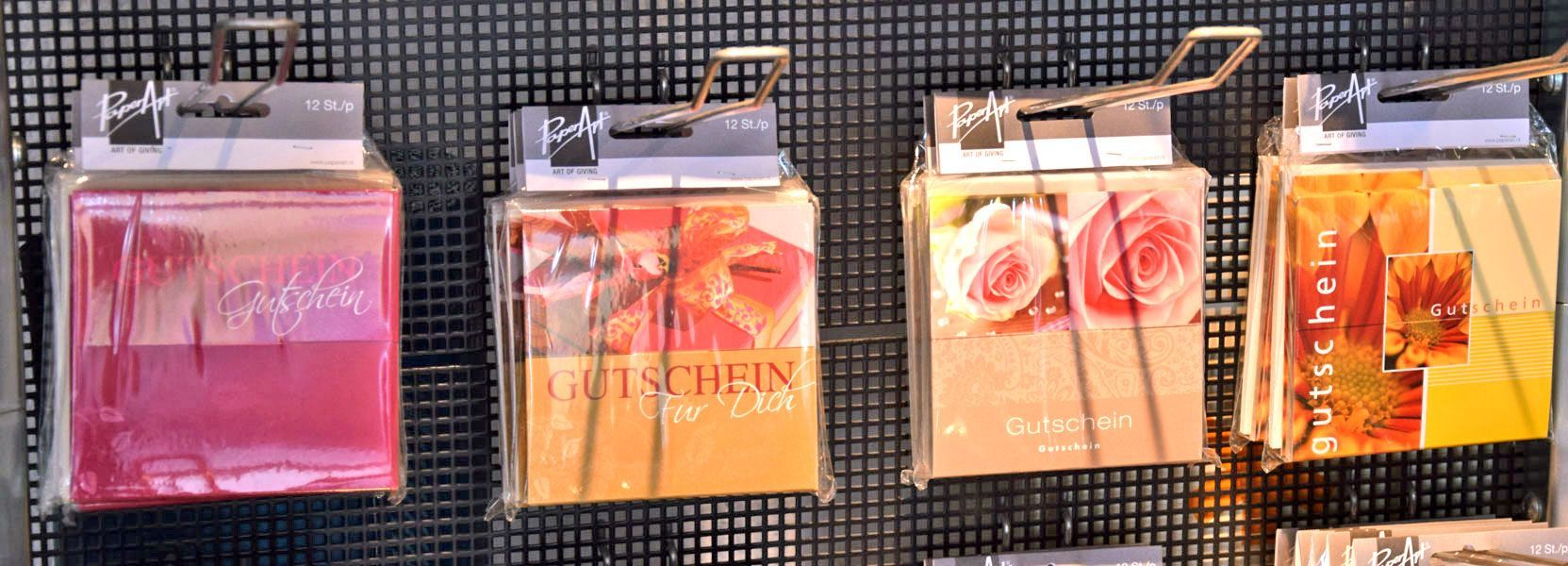 Ein Stapel Karten hängt an einem Drahtdisplay