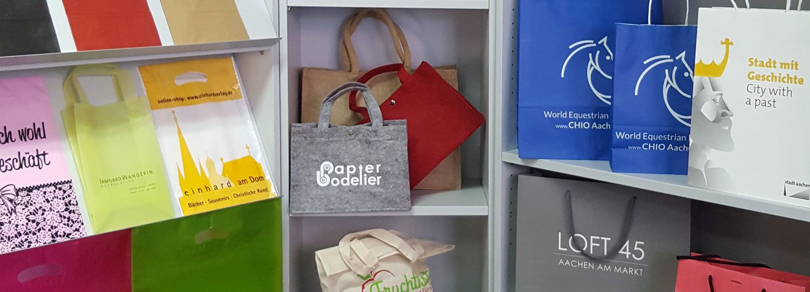 Ein Regal voller Taschen, darunter eine mit der Nummer 45 darauf