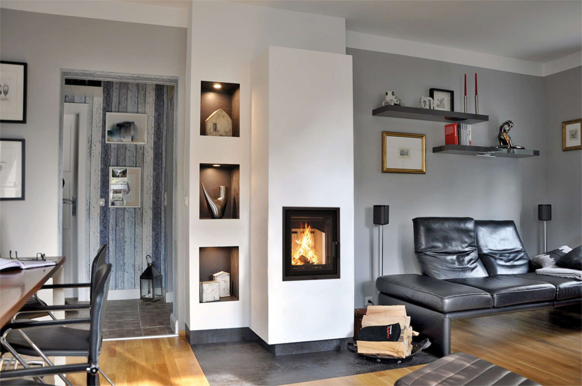 Kaminofen im Wohn- und Esszimmer einer Wohnung