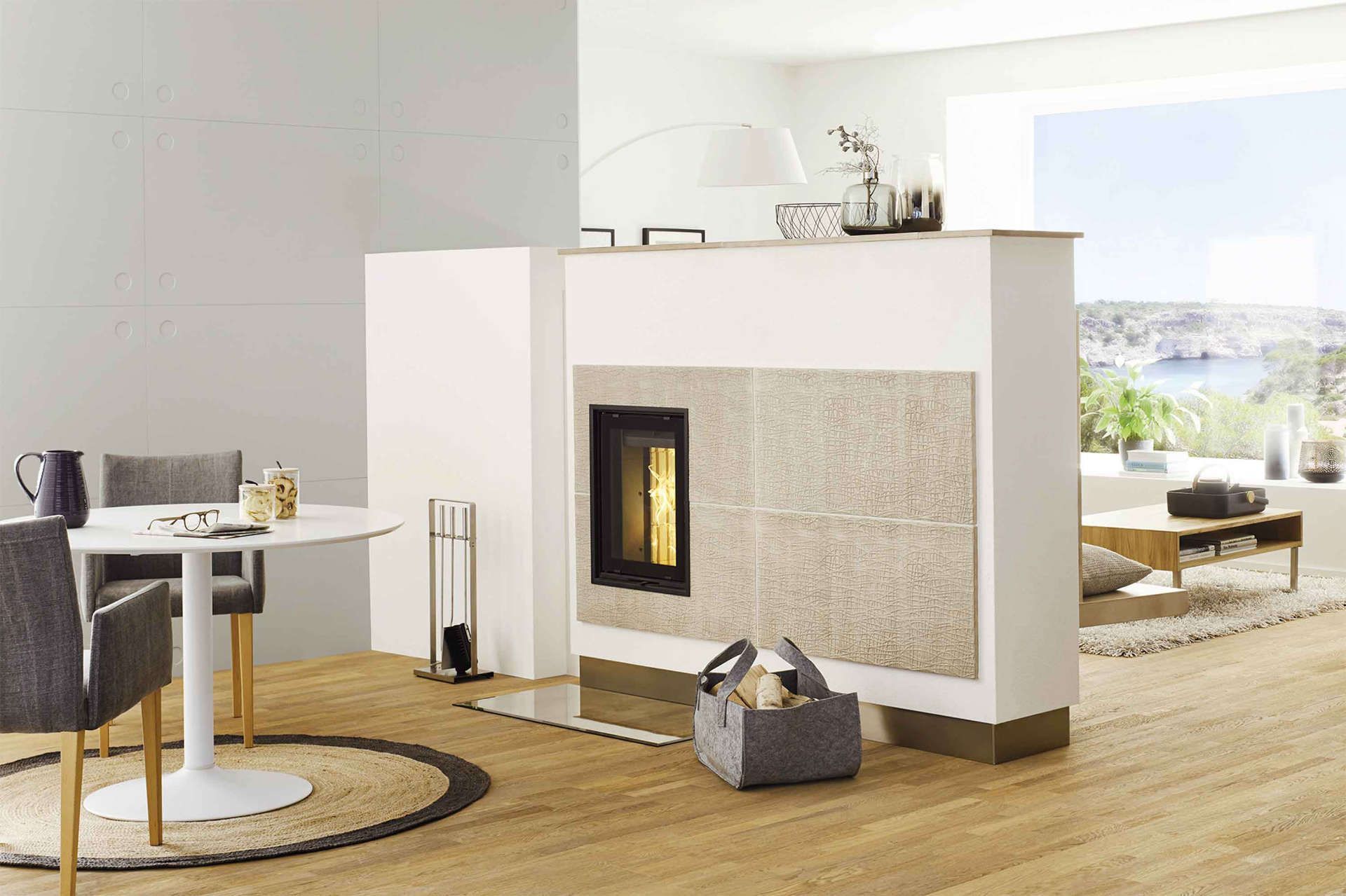 Freistehender Kaminofen als Raumtrenner zwischen Wohnraum und Küche