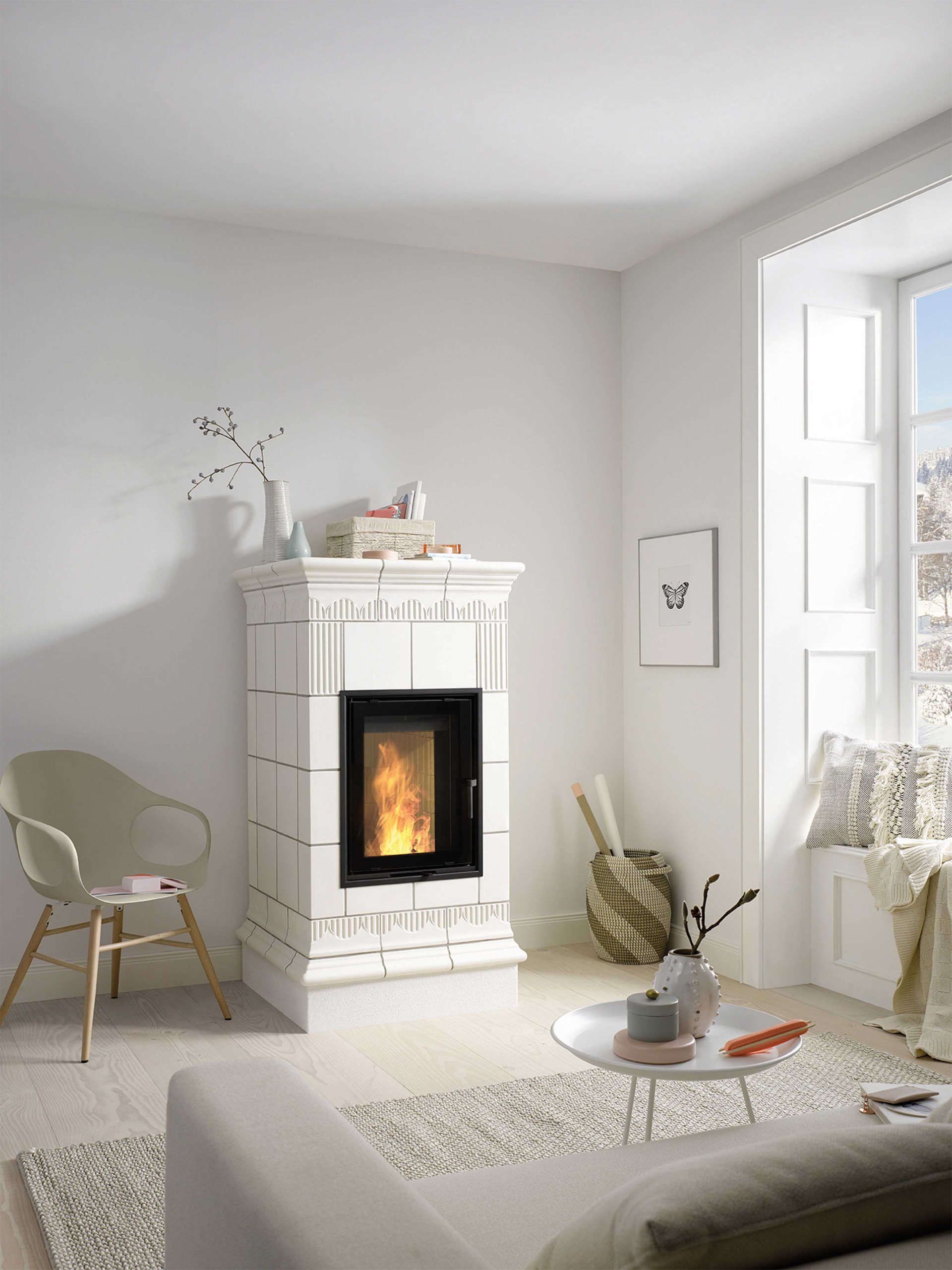 Freistehender kleiner Kachelofen mit weißen Fliesen