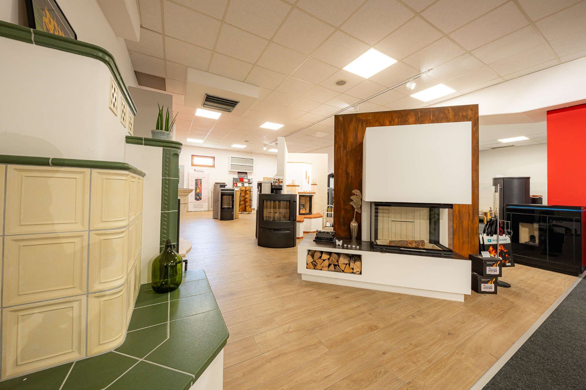 Verkaufsraum mit großem Sortiment an Öfen und Fliesen