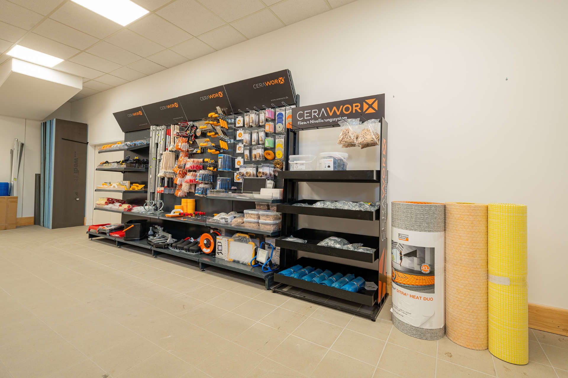 Verkaufswand im Abholmarkt von Ofen + Fliesenhandel Mammendorf GmbH