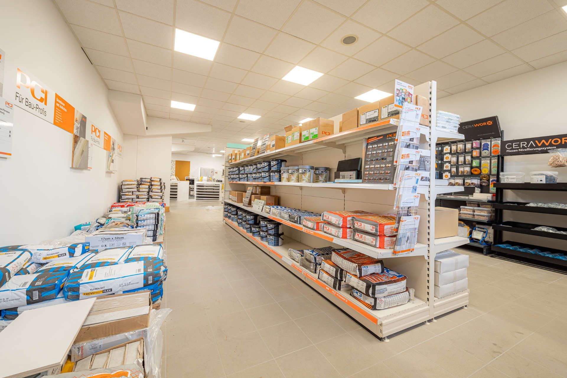 Regale im Abholmarkt von Ofen + Fliesenhandel Mammendorf GmbH