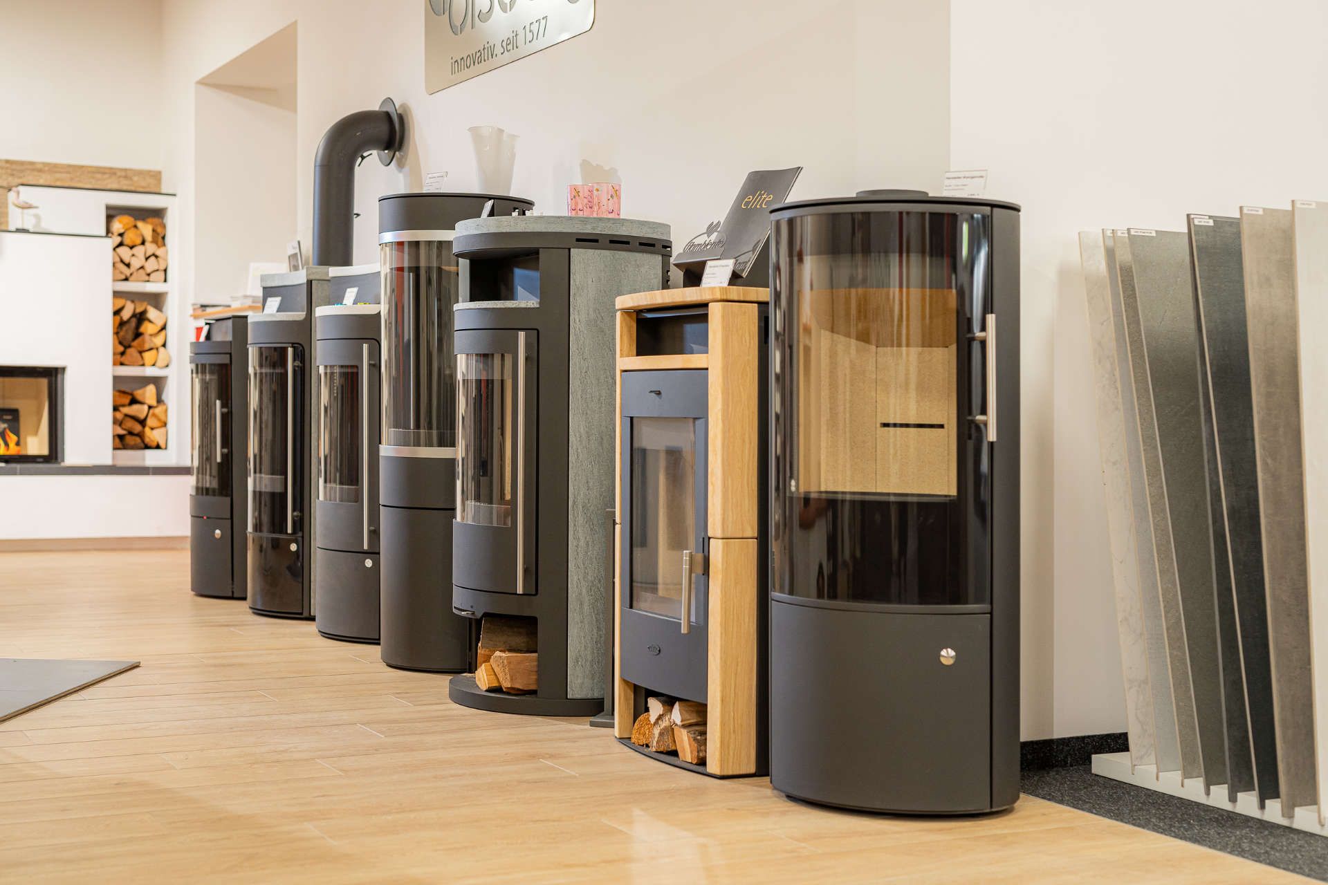 Auswahl an freistehenden Kaminen im Verkaufsraum von Ofen + Fliesenhandel Mammendorf GmbH