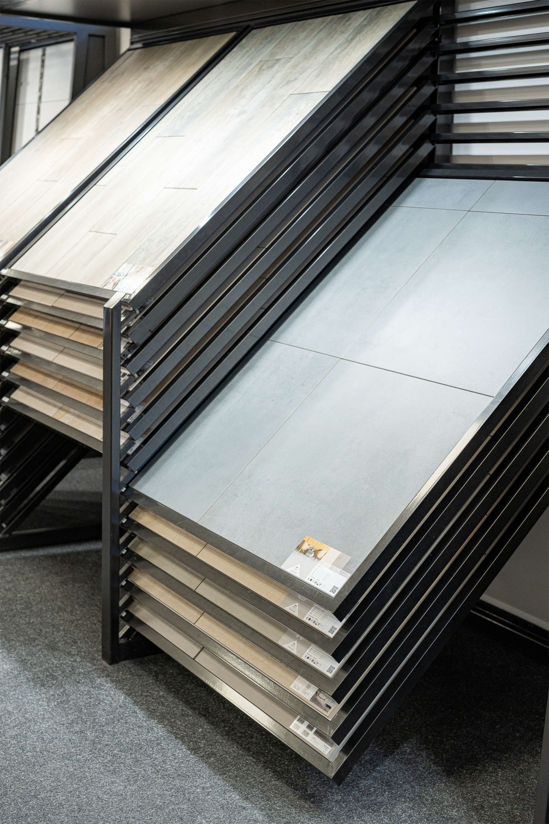 Showroom mit Ständern zur Fliesenauswahl