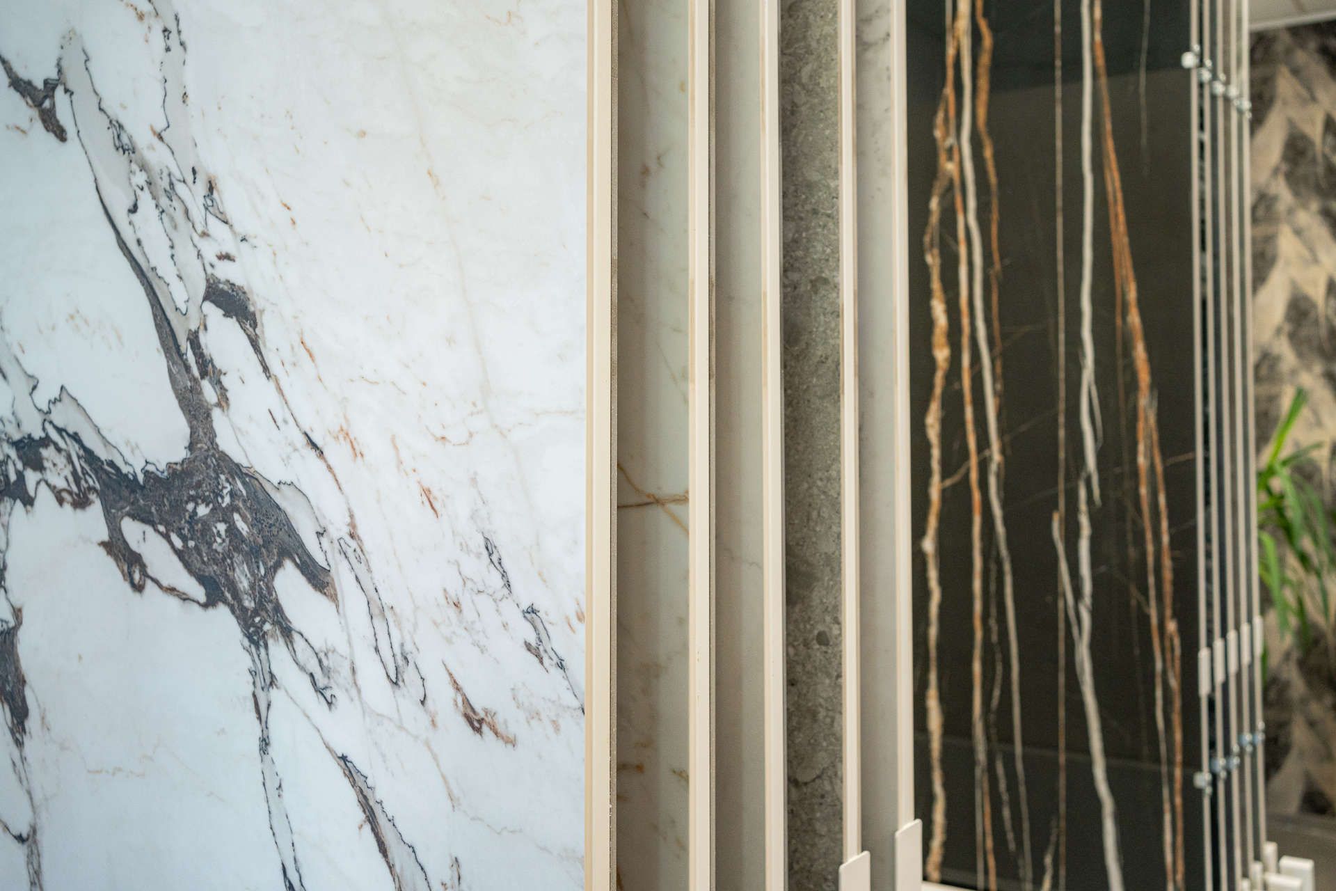 Ausstellungsregal mit einer Auswahl an unterschiedlichen Fliesen