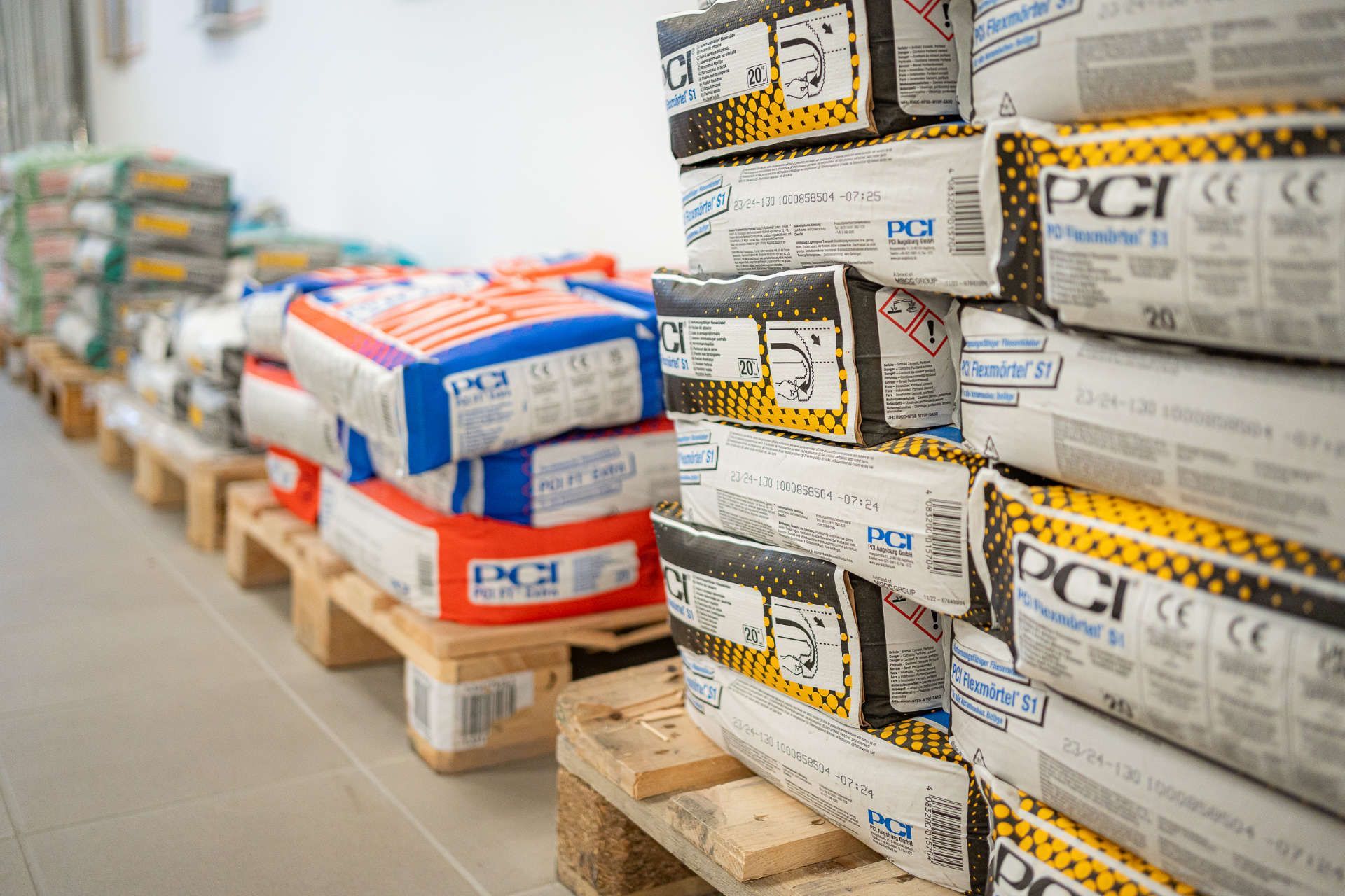 Regale eines Baumarktes mit Zubehör zum Tapezieren und Fliesen verlegen