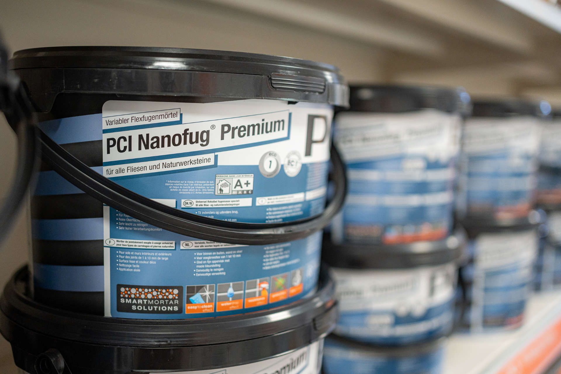 Regal im Abholmarkt von Ofen + Fliesenhandel Mammendorf GmbH