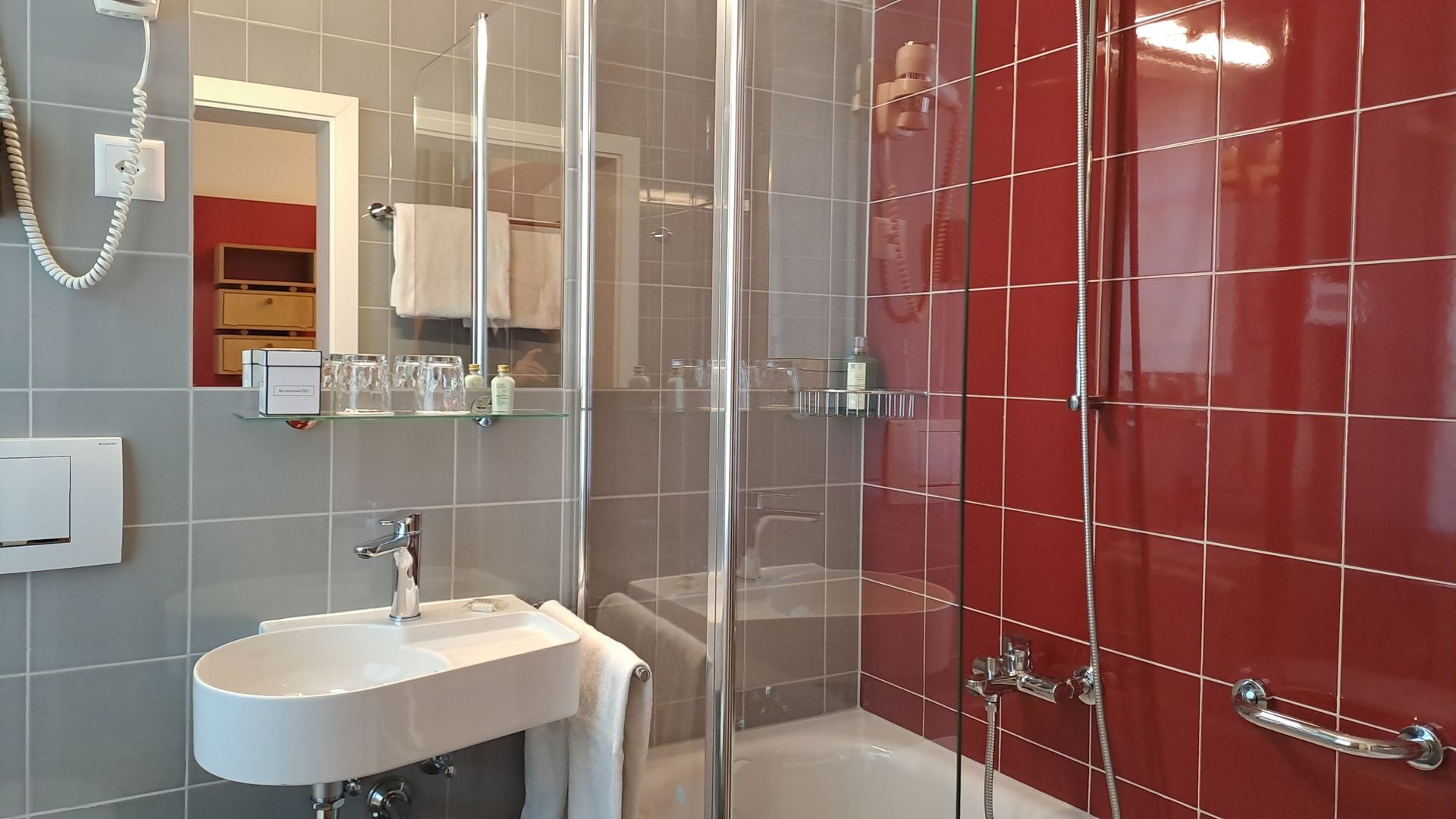 Une chambre d'hôtel avec deux tasses, une bouilloire et un bloc-notes