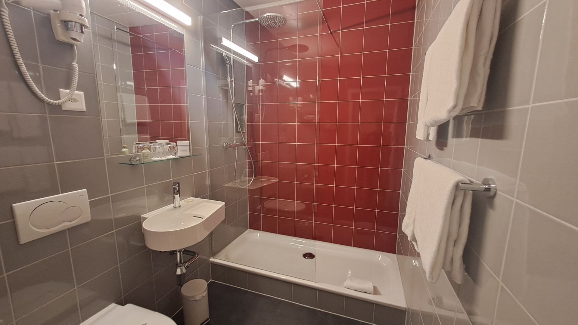Une salle de bain avec un WC un lavabo et une baignoire
