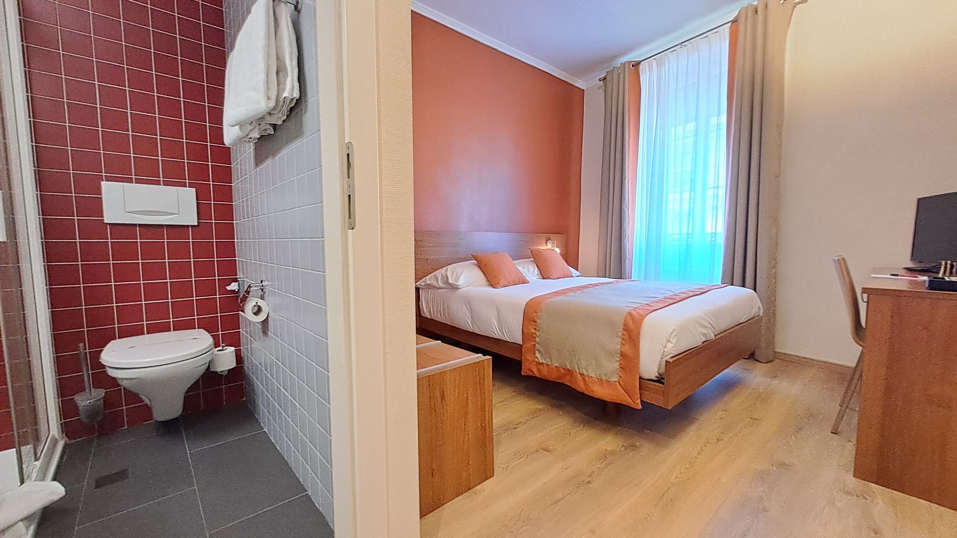 Une chambre d'hôtel avec deux tasses, une bouilloire et un bloc-notes