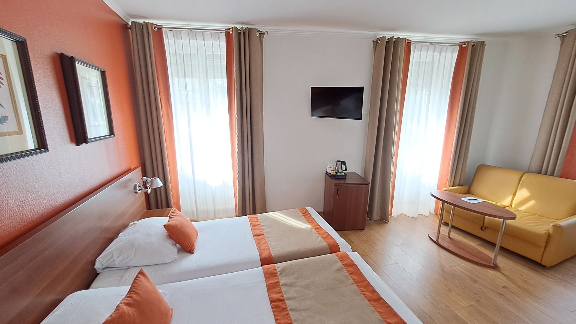 Une salle de bain avec un WC un lavabo et une baignoire