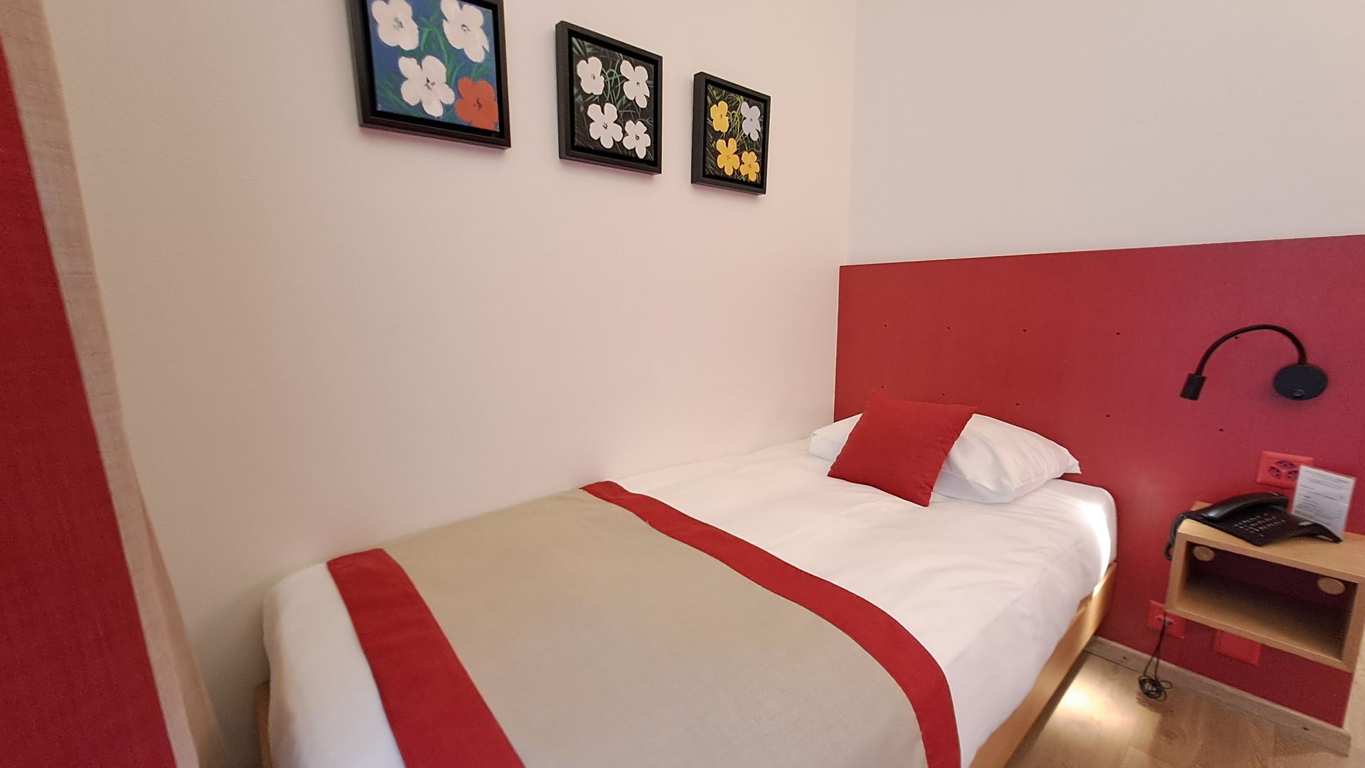 Une salle de bain avec carrelage rouge, un lavabo, des toilettes et une douche.