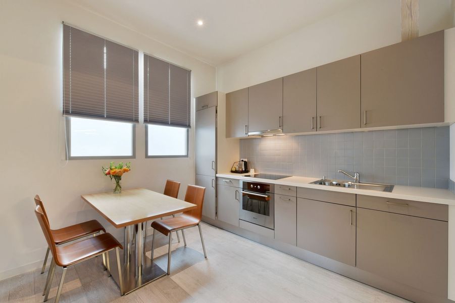 Une cuisine avec une table et des chaises