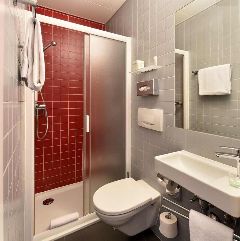 Une chambre d'hôtel avec deux tasses, une bouilloire et un bloc-notes