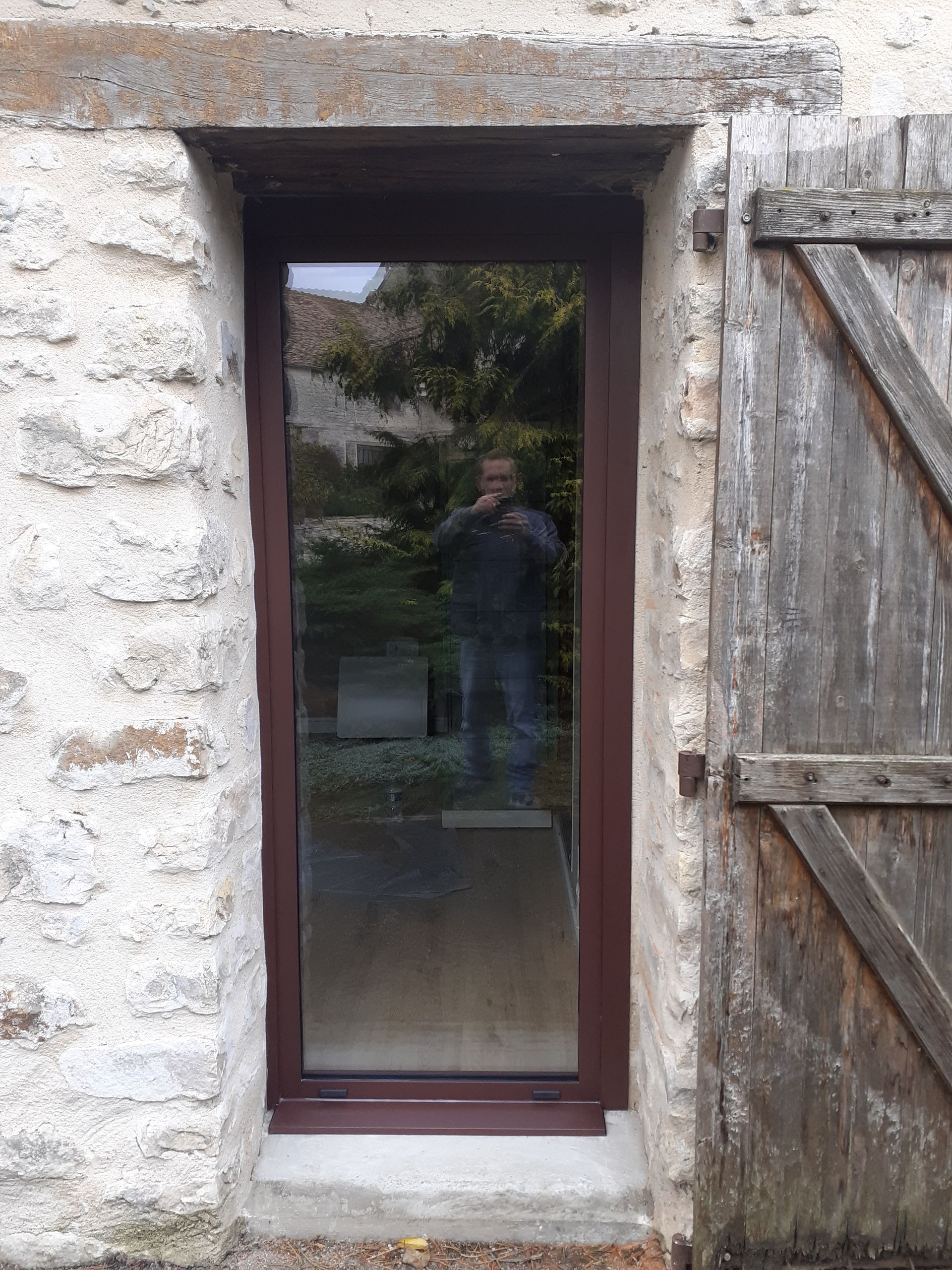 Fenêtre marron en aluminium