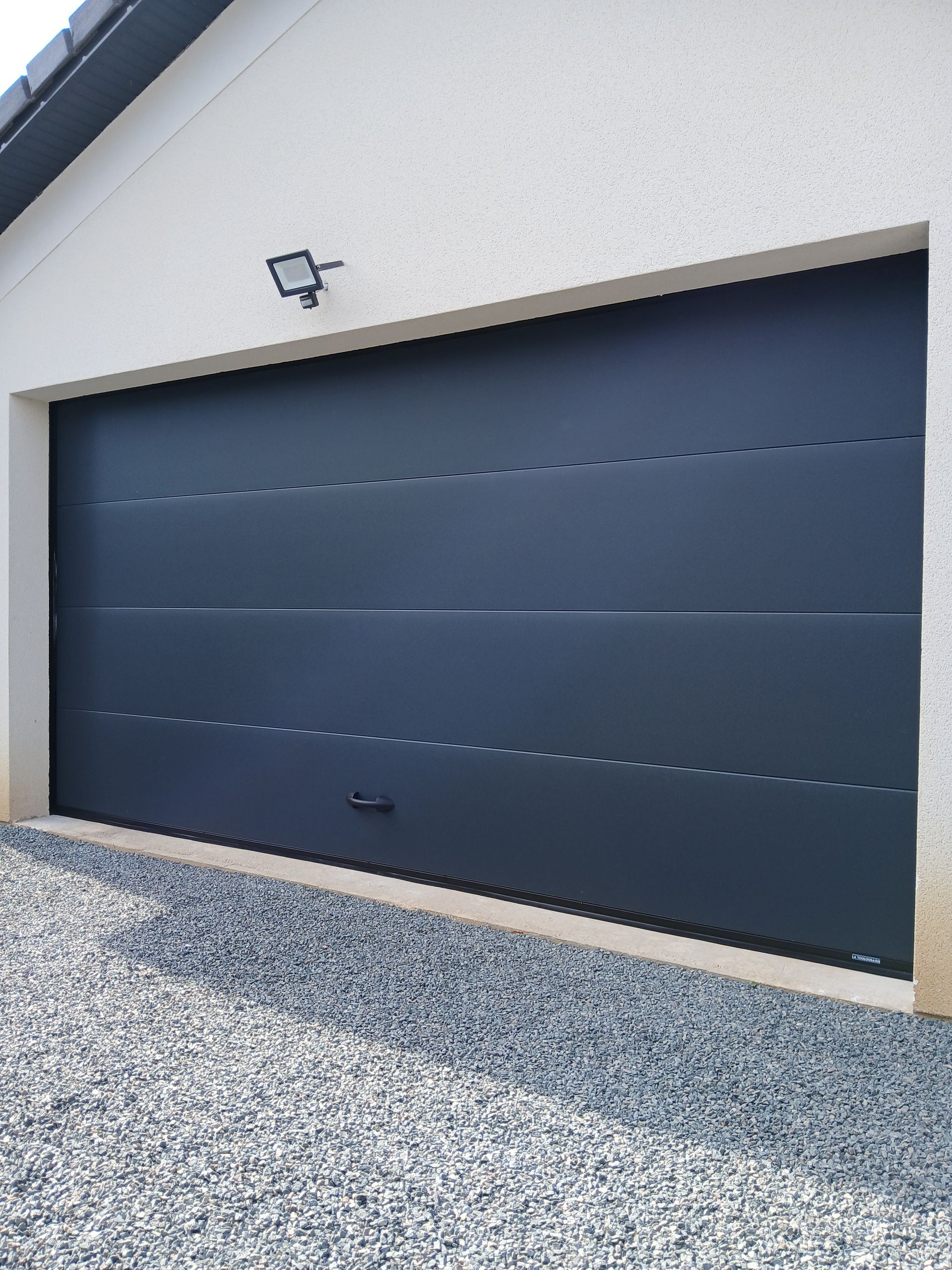 Porte de garage noire