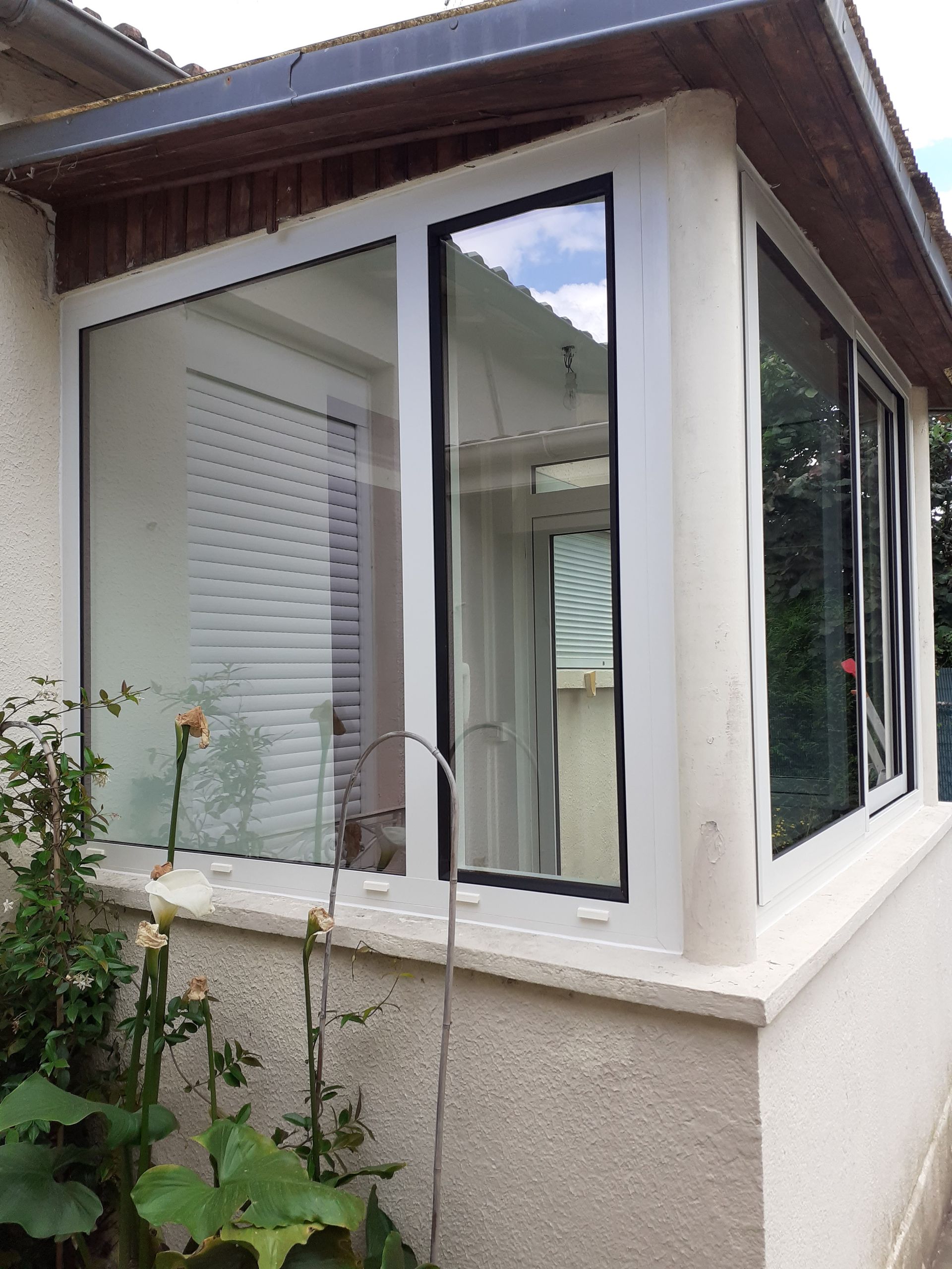 Fenêtre en aluminium blanche